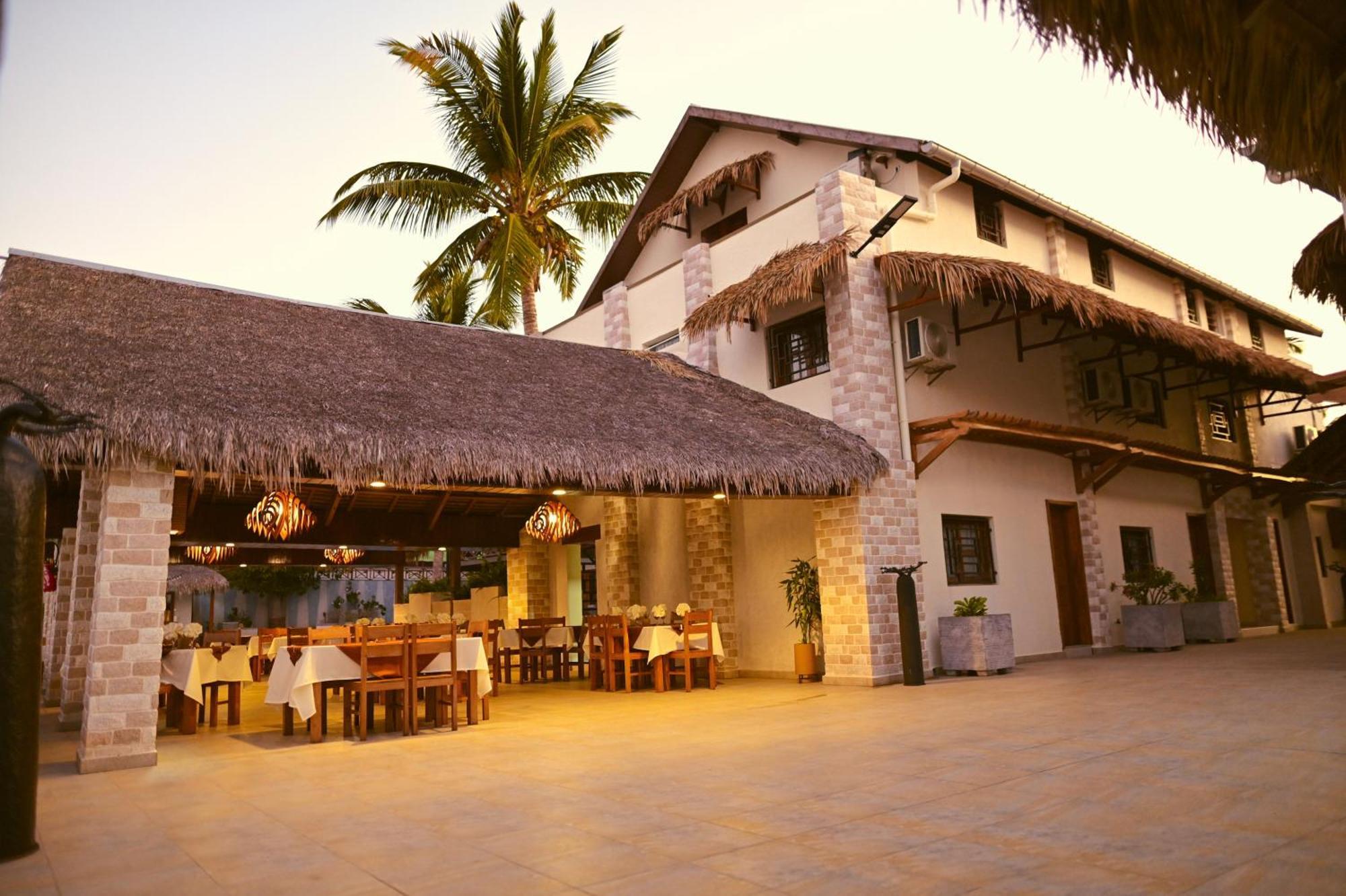 Hotel Baobab Cafe Morondava Exterior photo